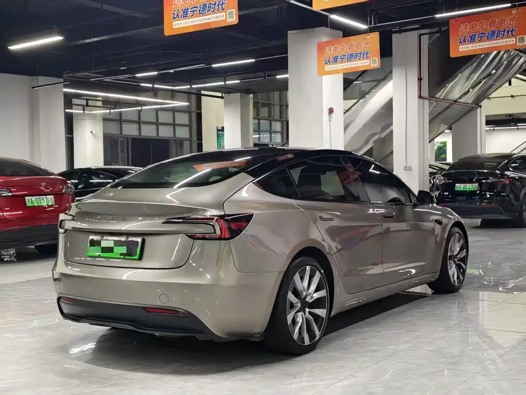 Tesla Model 3 — миниатюра 6