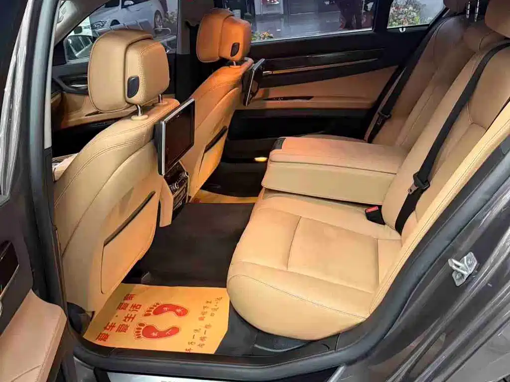 BMW 7 Series — миниатюра 7