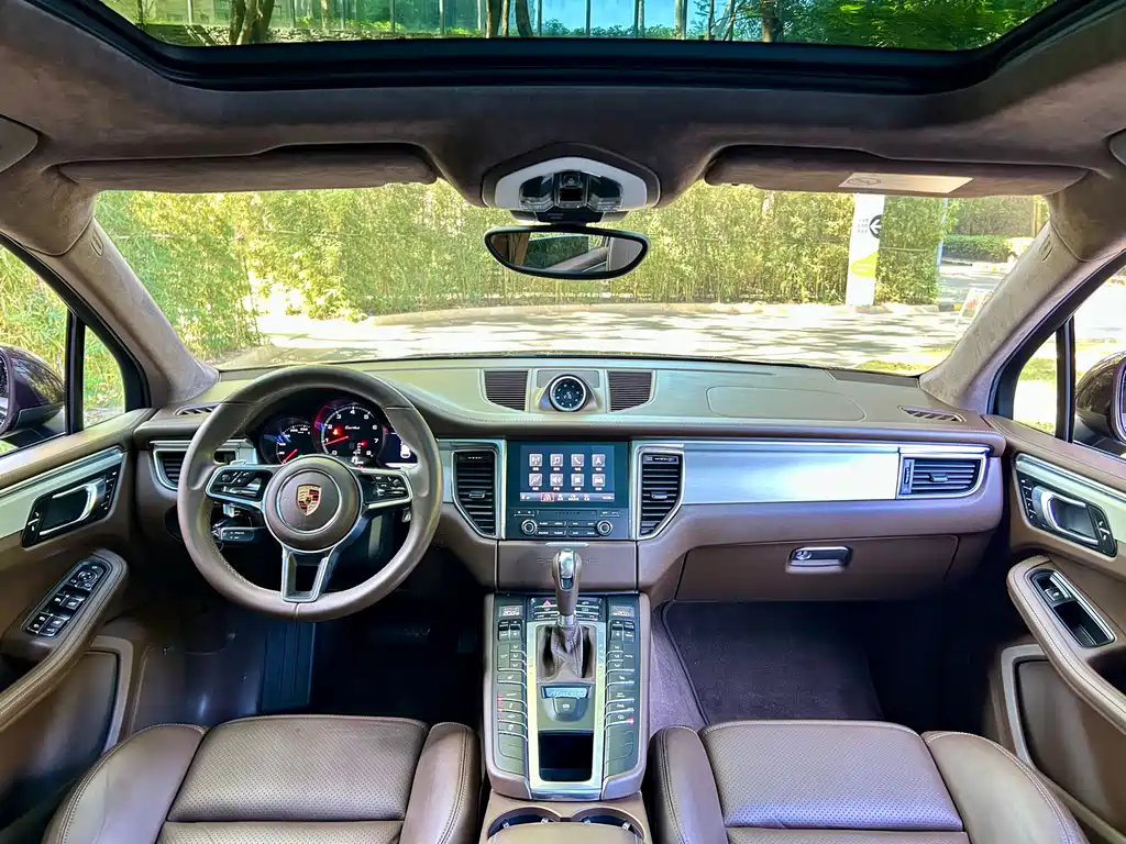 PORSCHE MACAN