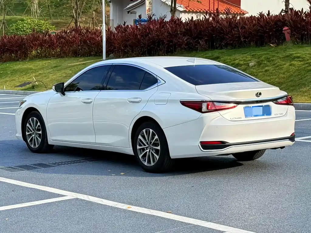 Lexus ES — миниатюра 6