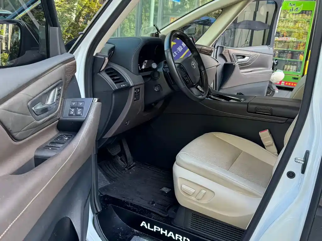 Toyota Alphard — миниатюра 4