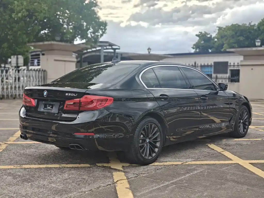 BMW 5 Series — миниатюра 10