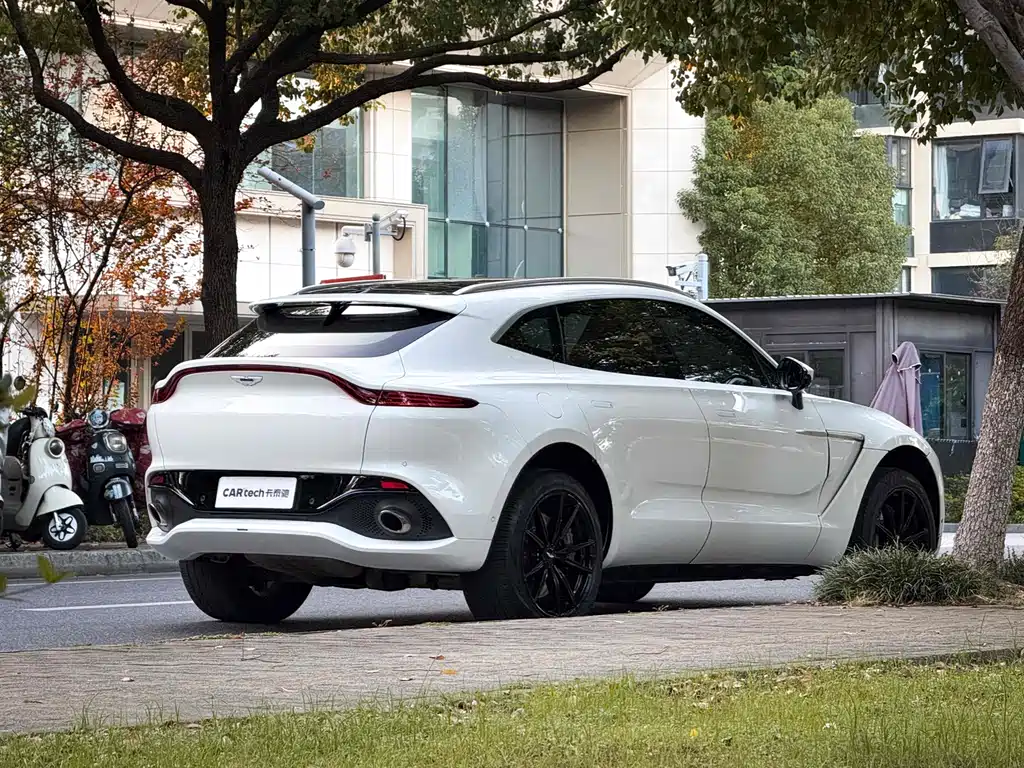 ASTON MARTIN DBX