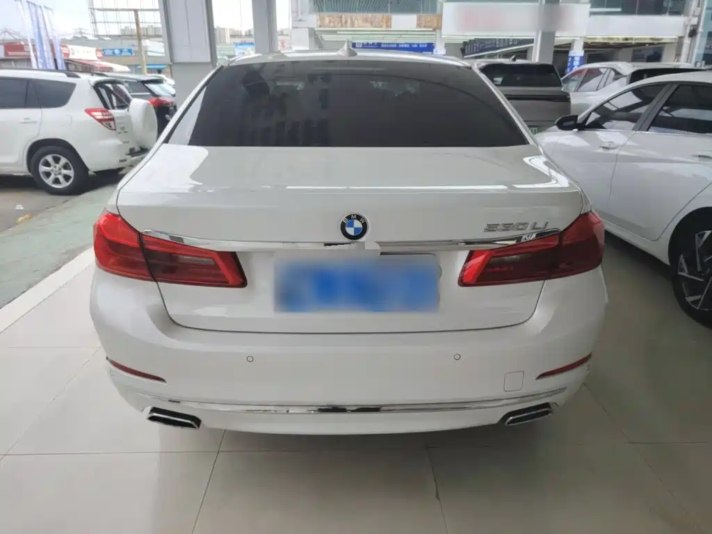 BMW 5 Series — миниатюра 10