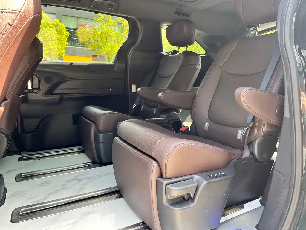 Toyota Granvia — миниатюра 9