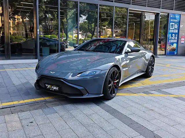 Aston Martin V8