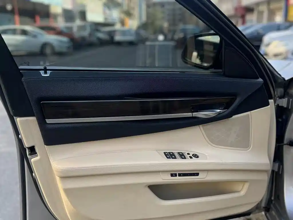 BMW 7 Series — миниатюра 7