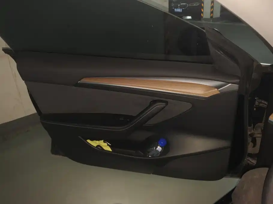 Tesla Model 3 — миниатюра 7
