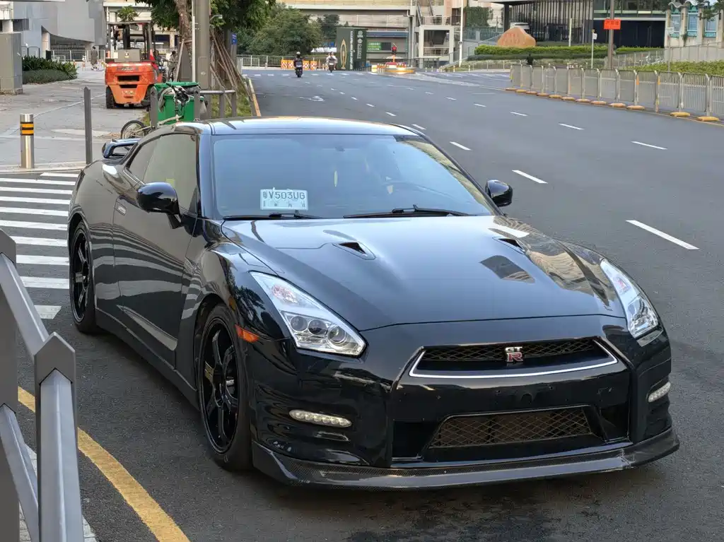 Nissan GT-R — миниатюра 3