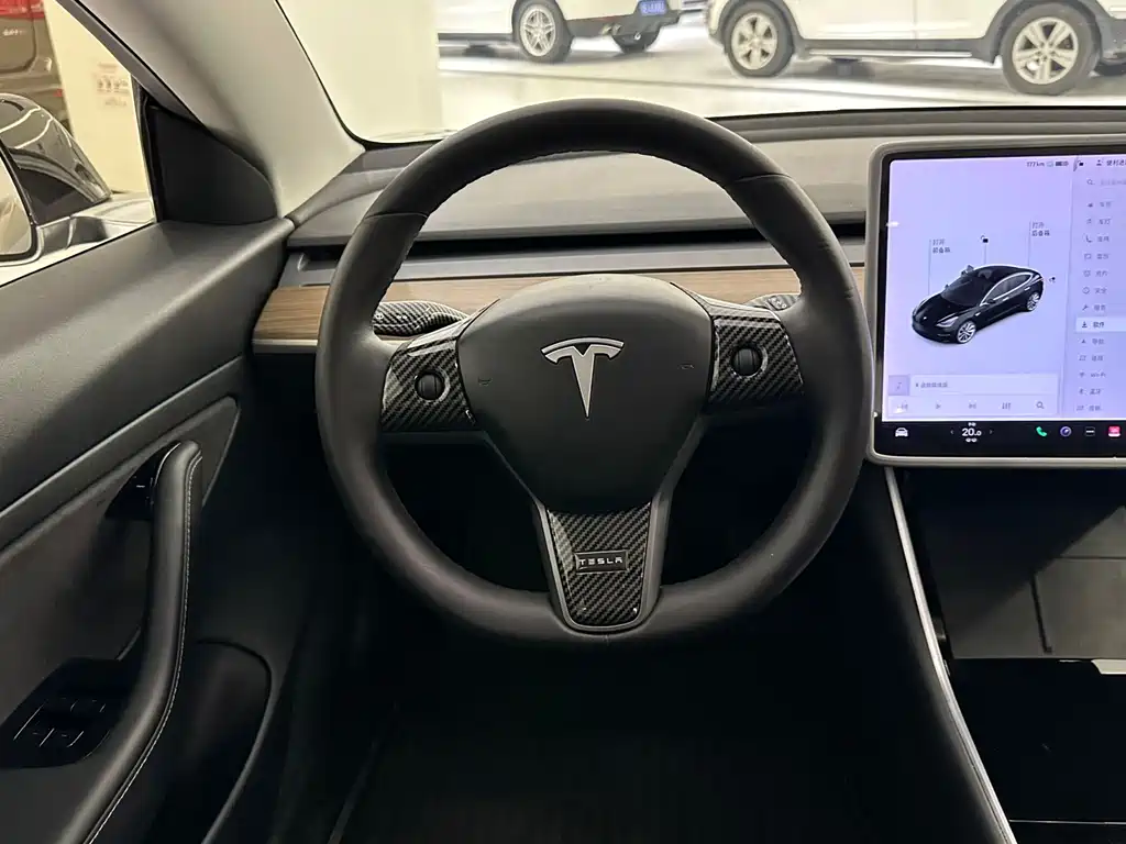 Tesla Model 3 — миниатюра 7