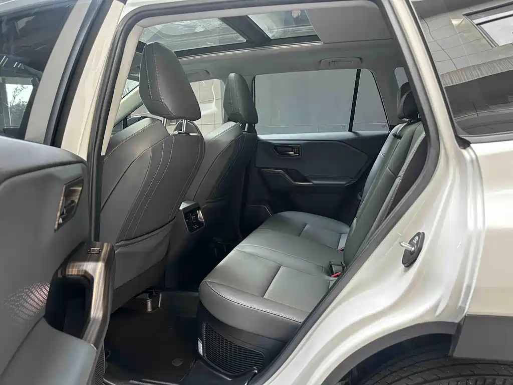 Toyota RAV4 — миниатюра 9