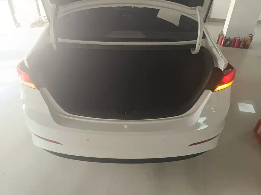 Hyundai Elantra — миниатюра 19