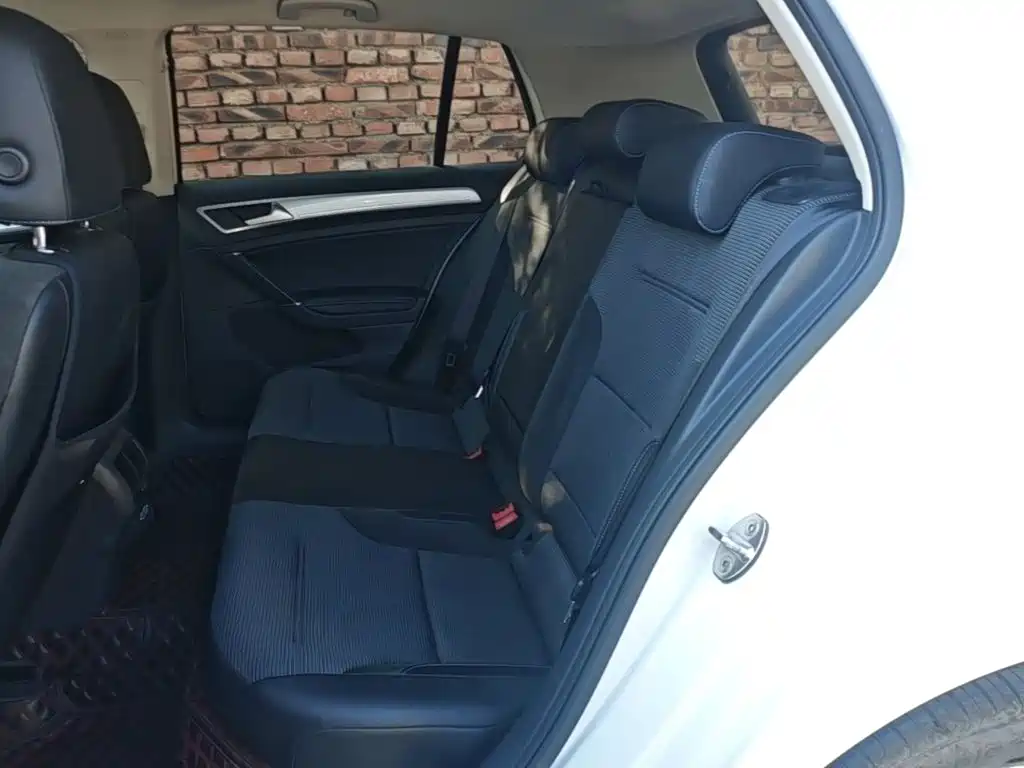 Volkswagen Golf EV — миниатюра 17