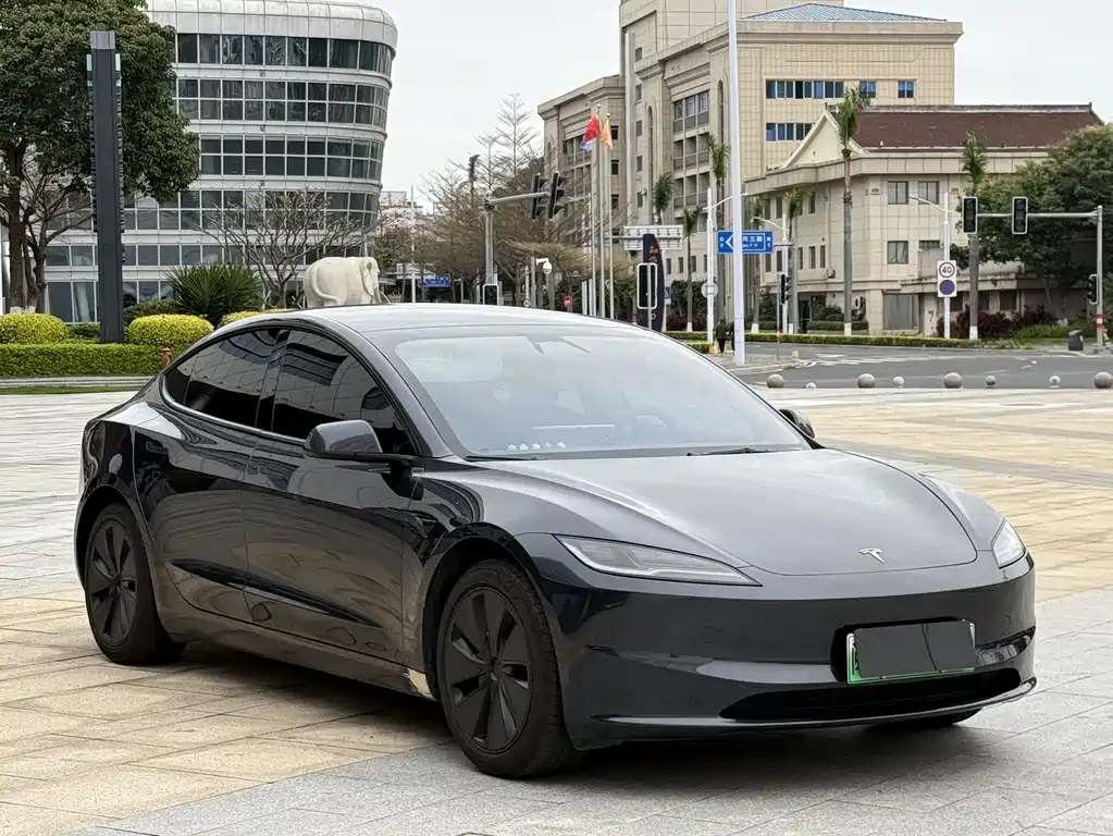 TESLA MODEL 3