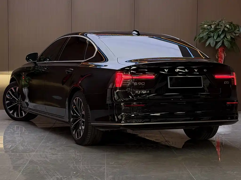 Volvo S90 — миниатюра 2