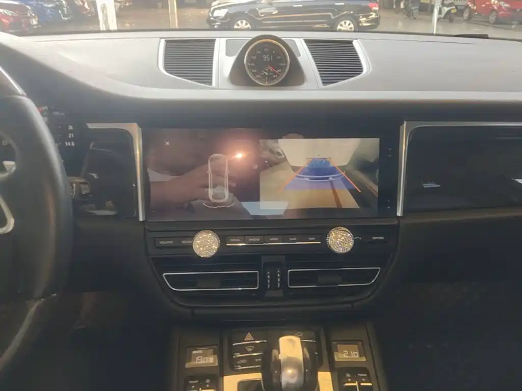 Porsche Macan — миниатюра 13