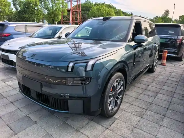 2025 Lynk & Co 900
