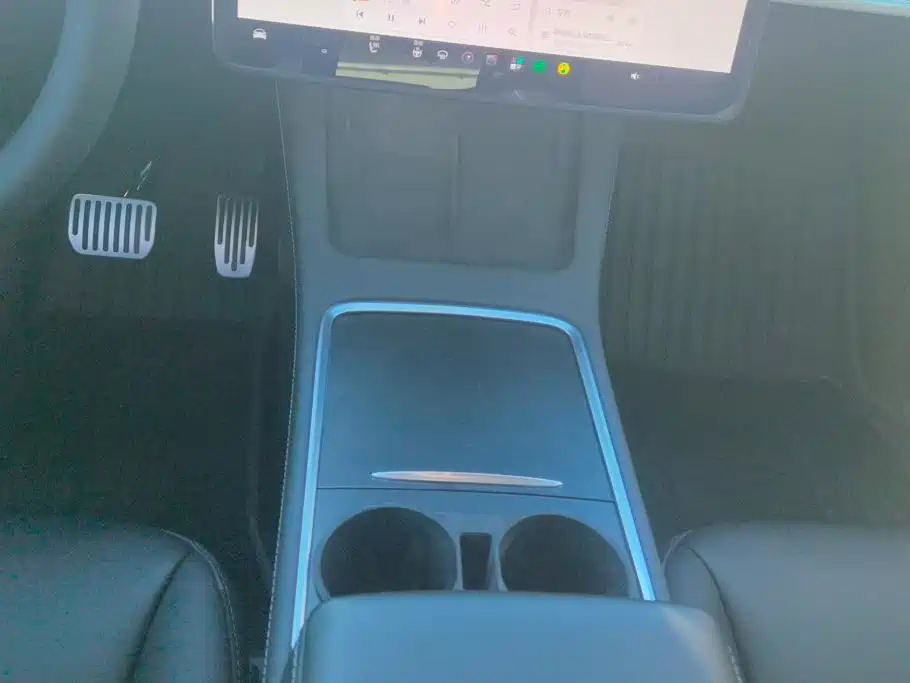 Tesla Model Y — миниатюра 16