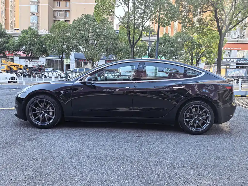 Tesla Model 3 — миниатюра 8