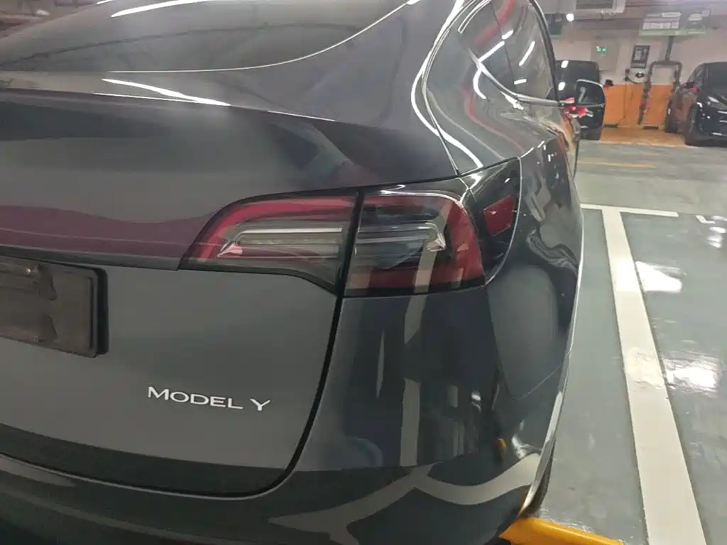 Tesla Model Y — миниатюра 8