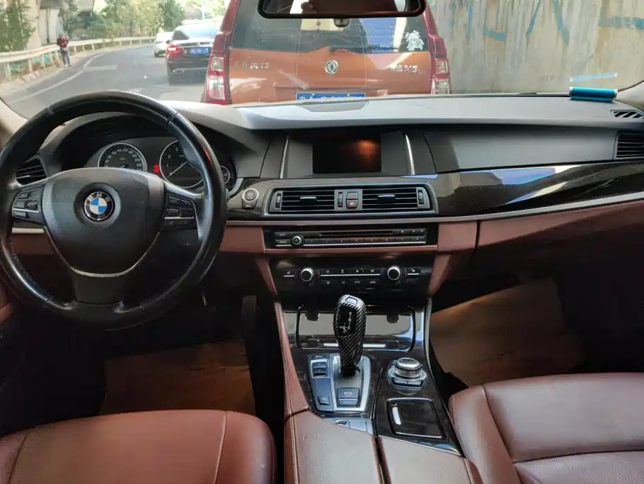 BMW 5 Series — миниатюра 12