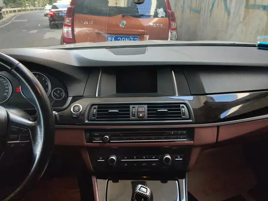 BMW 5 Series — миниатюра 13