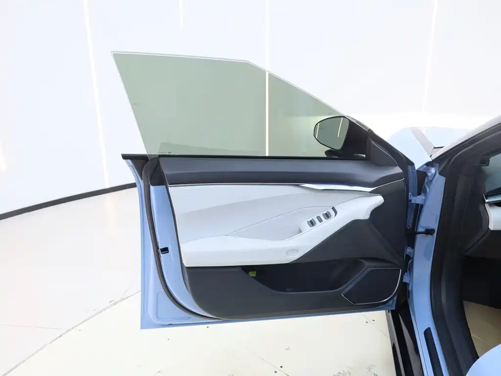 XPeng P7 — миниатюра 10