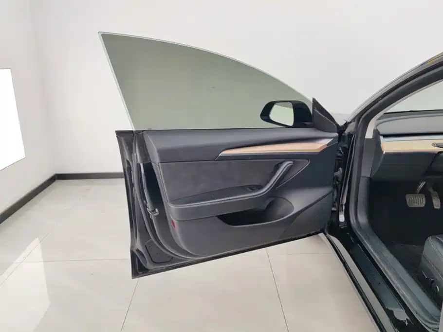 Tesla Model 3 — миниатюра 7