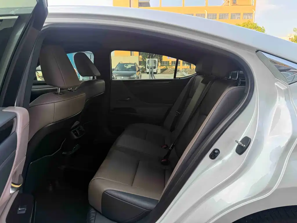 Lexus ES — миниатюра 5