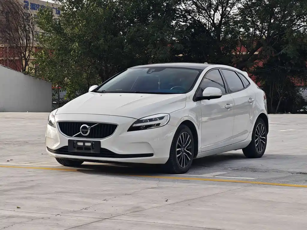 VOLVO  V40