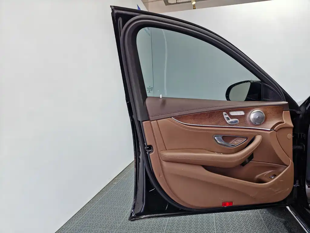 Mercedes-Benz E-Class — миниатюра 13