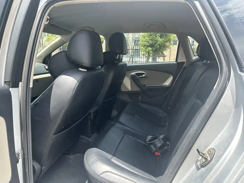 Volkswagen Polo 2011 1.6L AT
