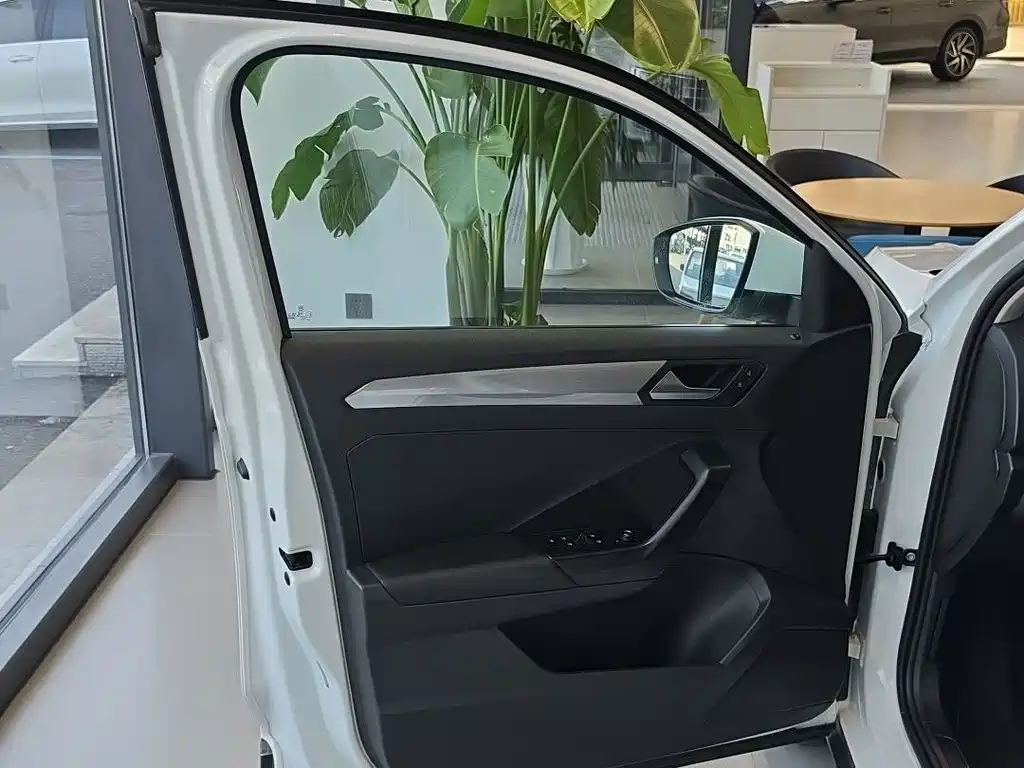 Volkswagen T-Roc — миниатюра 8