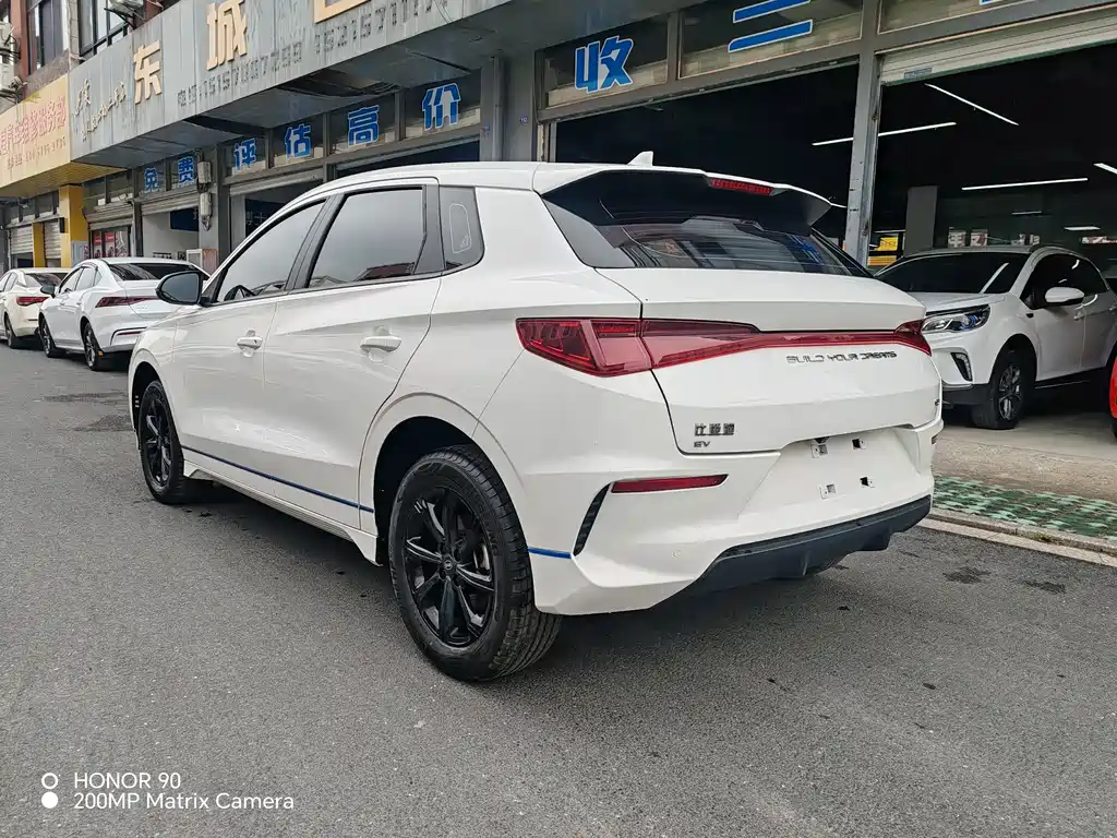BYD E2