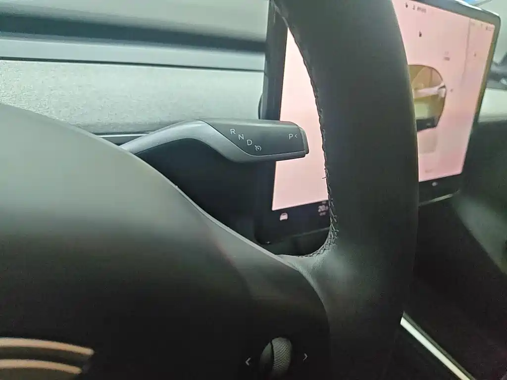Tesla Model Y — миниатюра 9
