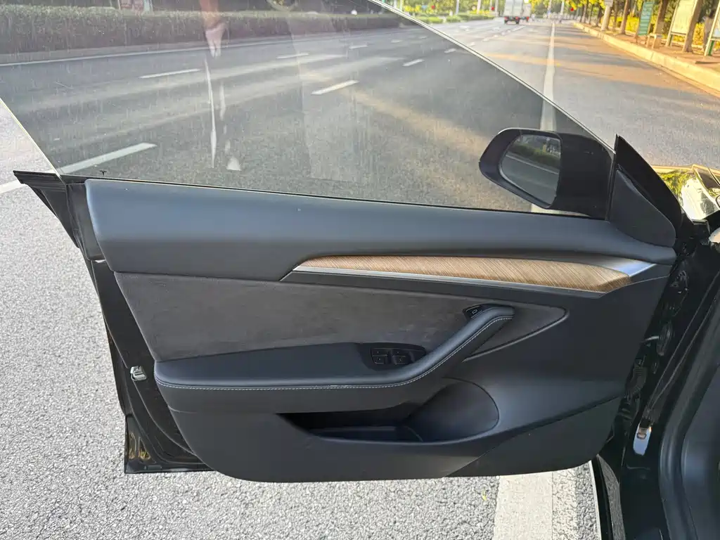 Tesla Model 3 — миниатюра 8