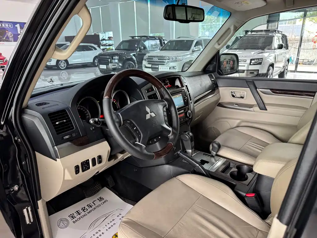 Mitsubishi Pajero (Import) — миниатюра 5
