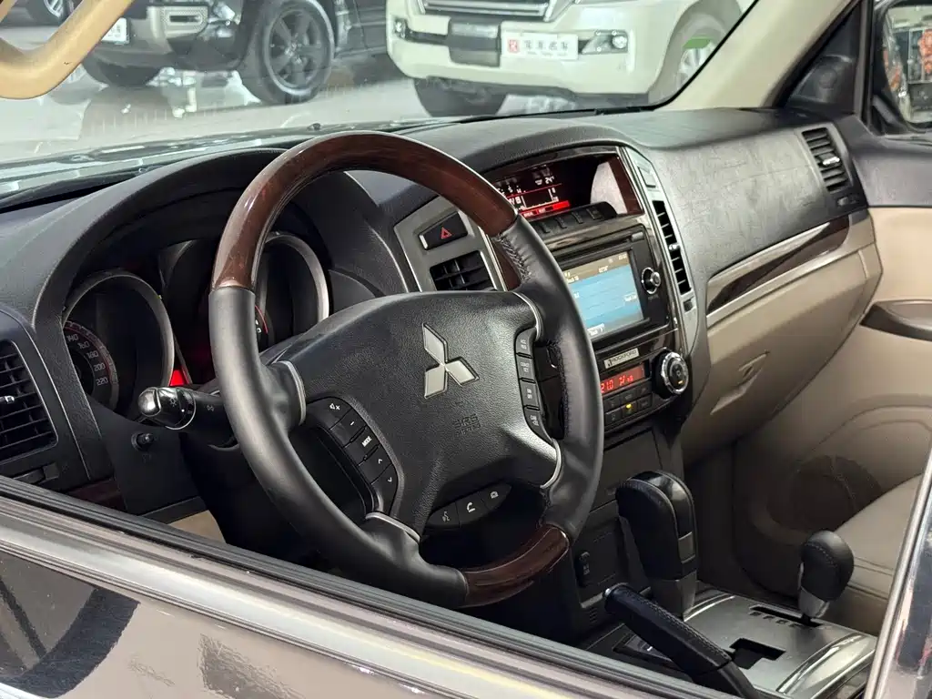Mitsubishi Pajero (Import) — миниатюра 6