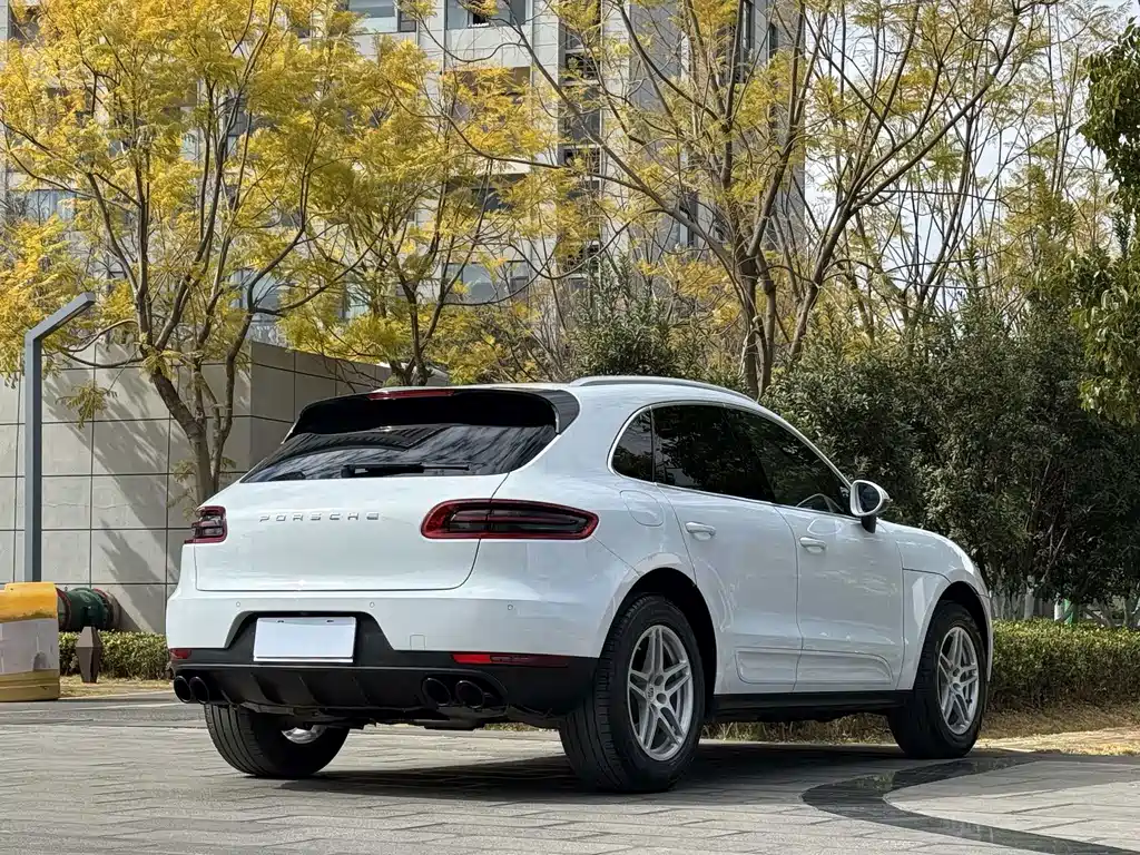 PORSCHE MACAN