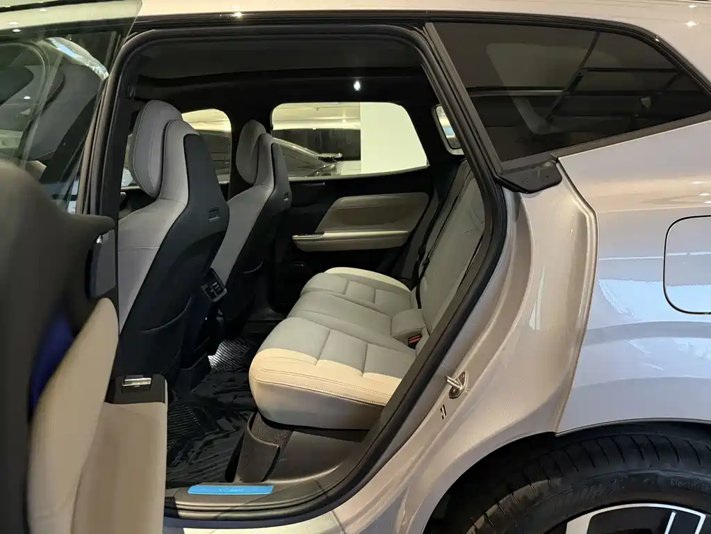 Volvo XC70 PHEV — миниатюра 4