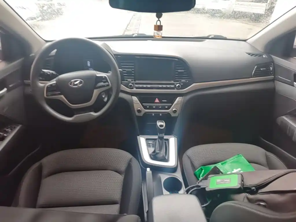 Hyundai Elantra — миниатюра 10