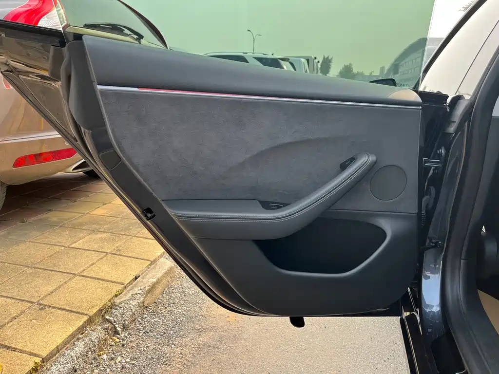 Tesla Model 3 — миниатюра 15