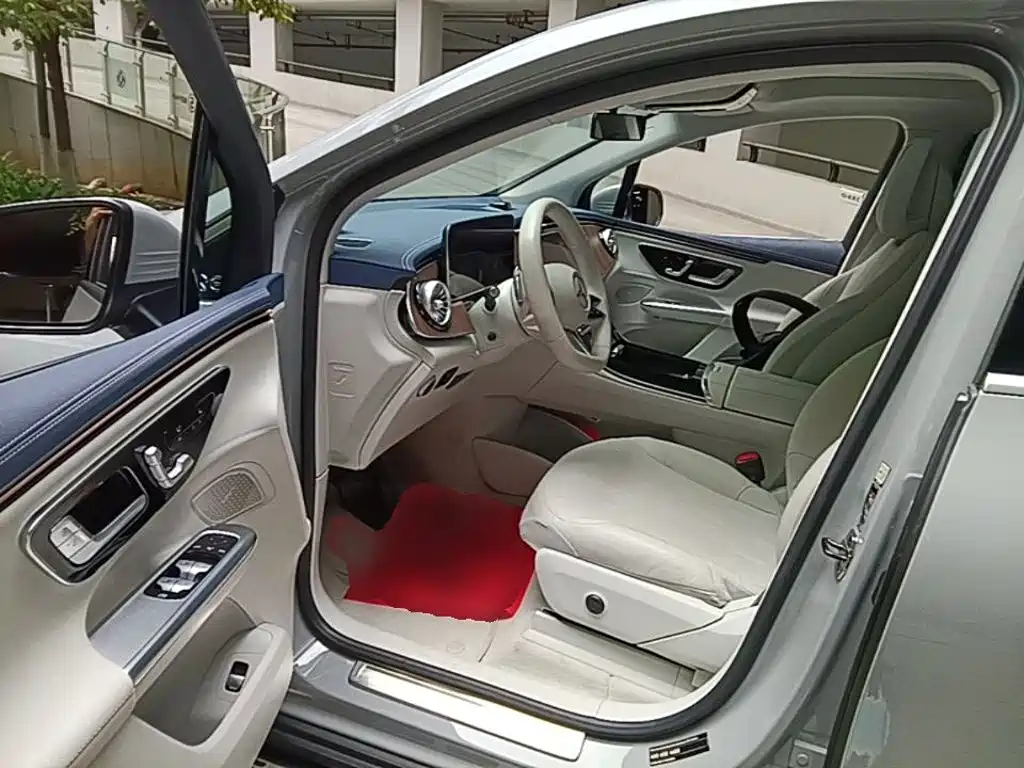 Mercedes-Benz EQE SUV — миниатюра 16