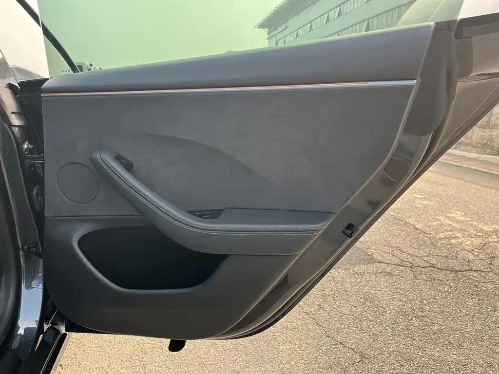 Tesla Model 3 — миниатюра 32