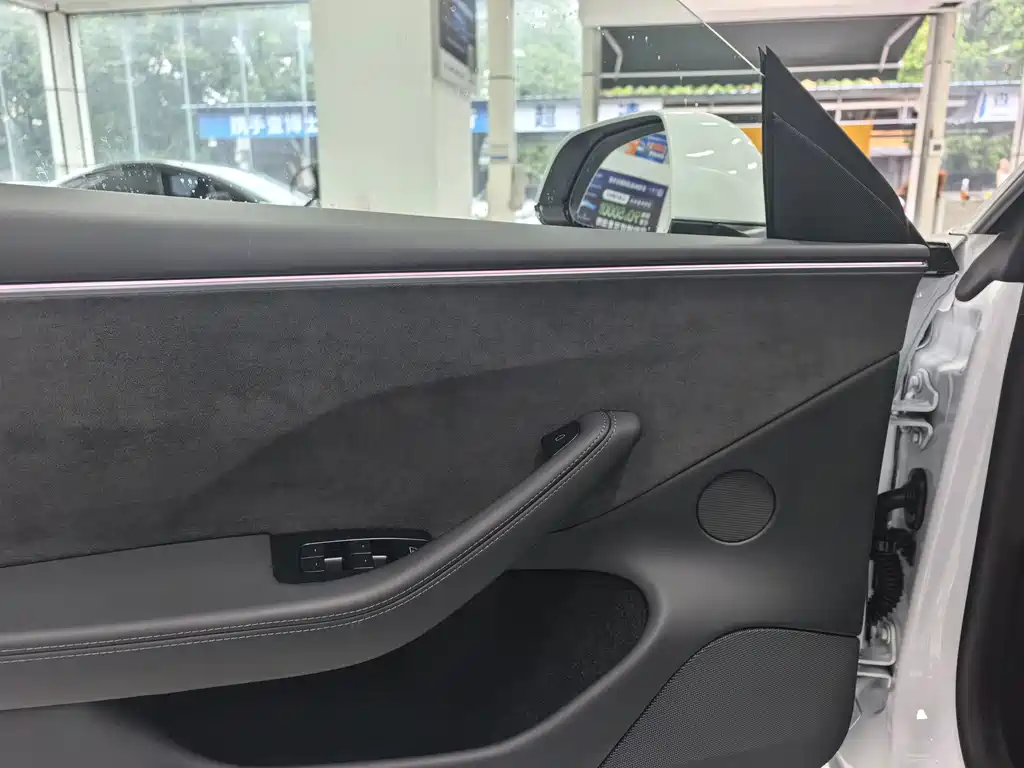 Tesla Model 3 — миниатюра 5