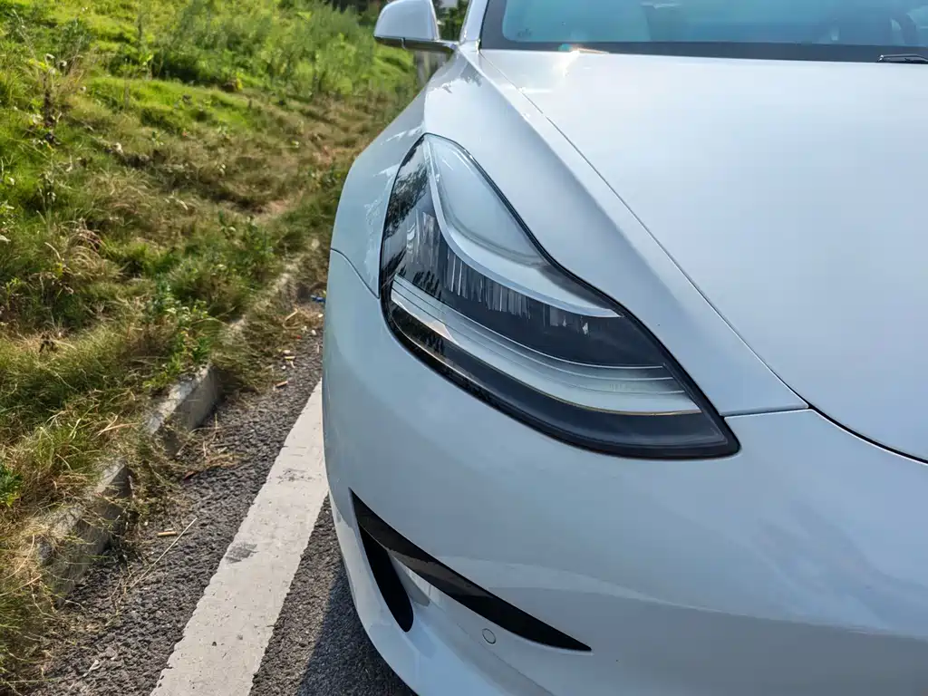 Tesla Model 3 — миниатюра 10