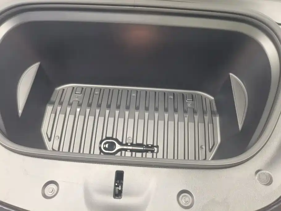 Tesla Model Y — миниатюра 10