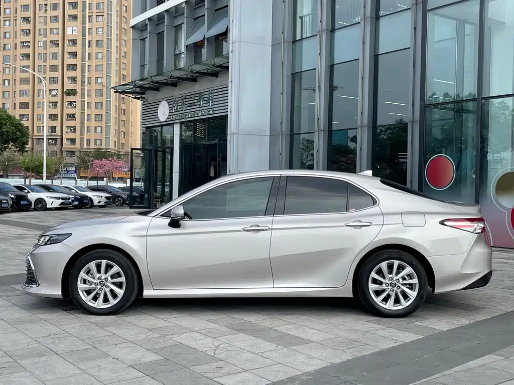 Toyota Camry — миниатюра 3