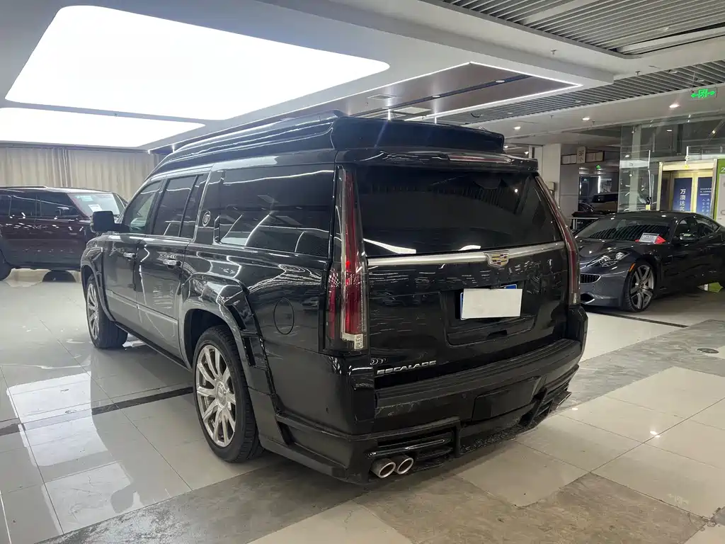 Cadillac Escalade — миниатюра 12