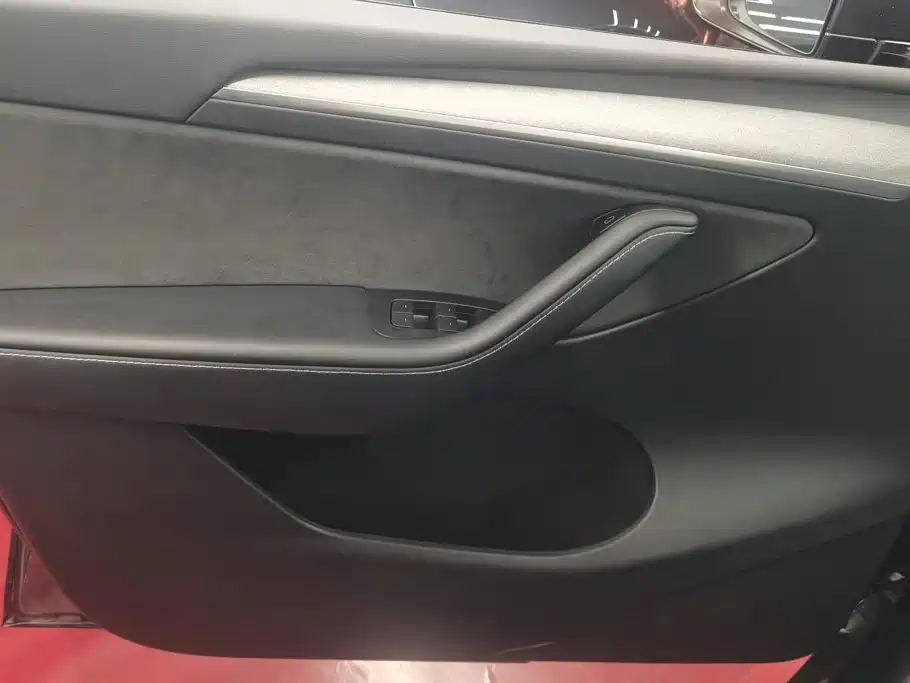 Tesla Model Y — миниатюра 7